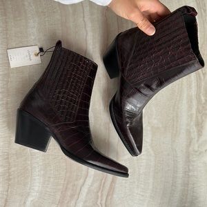 Never worn, genuine leather Zara boots! Maroon crocodile with chunky heel. 37